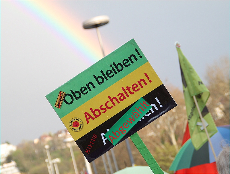 Plakat: OBEN BLEIBEN mit Regenbogen-nah Stuttgart K21 am 4.4.2011