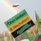 Plakat: OBEN BLEIBEN mit Regenbogen-nah Stuttgart K21 am 4.4.2011