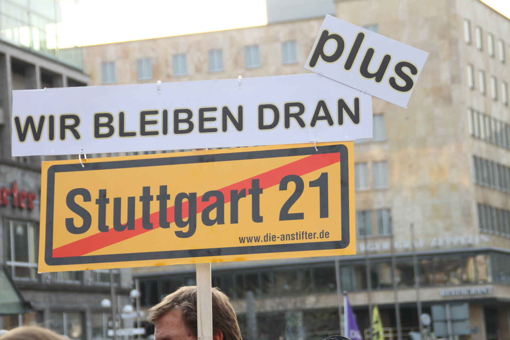 Plakat: Wir bleiben dran - K21 Stuttgart 28.3.11