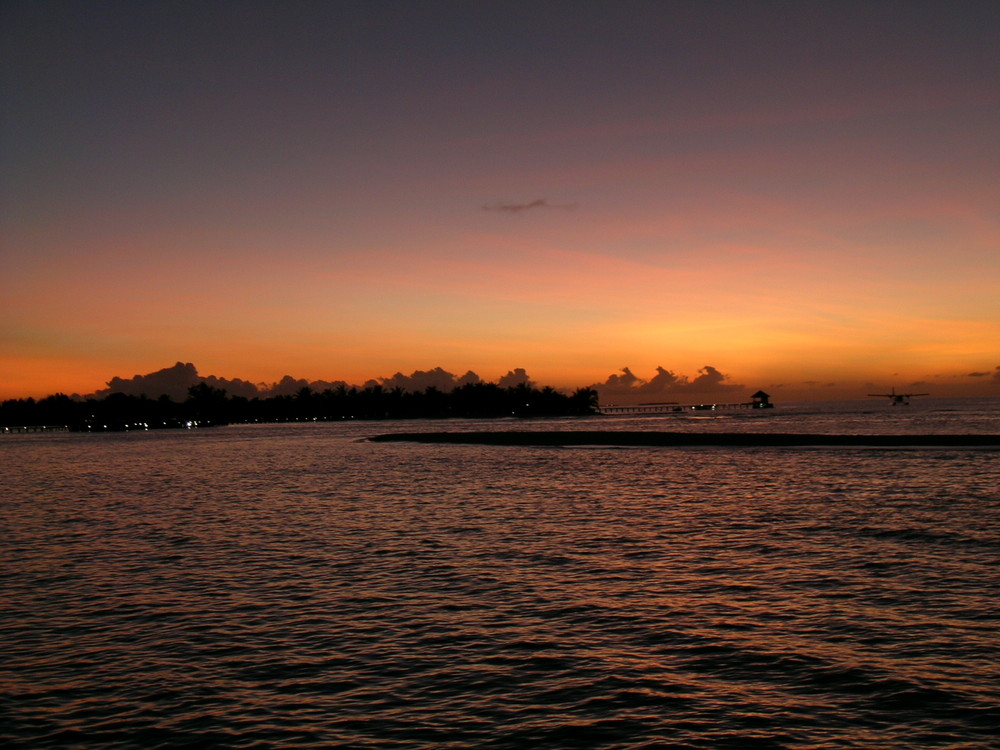 planare sull'acqua al tramonto -malè sud maldives-