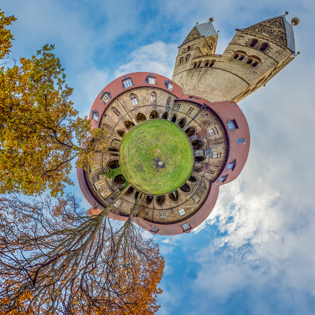 Planet Liebfrauenkirche mit Kreuzgang