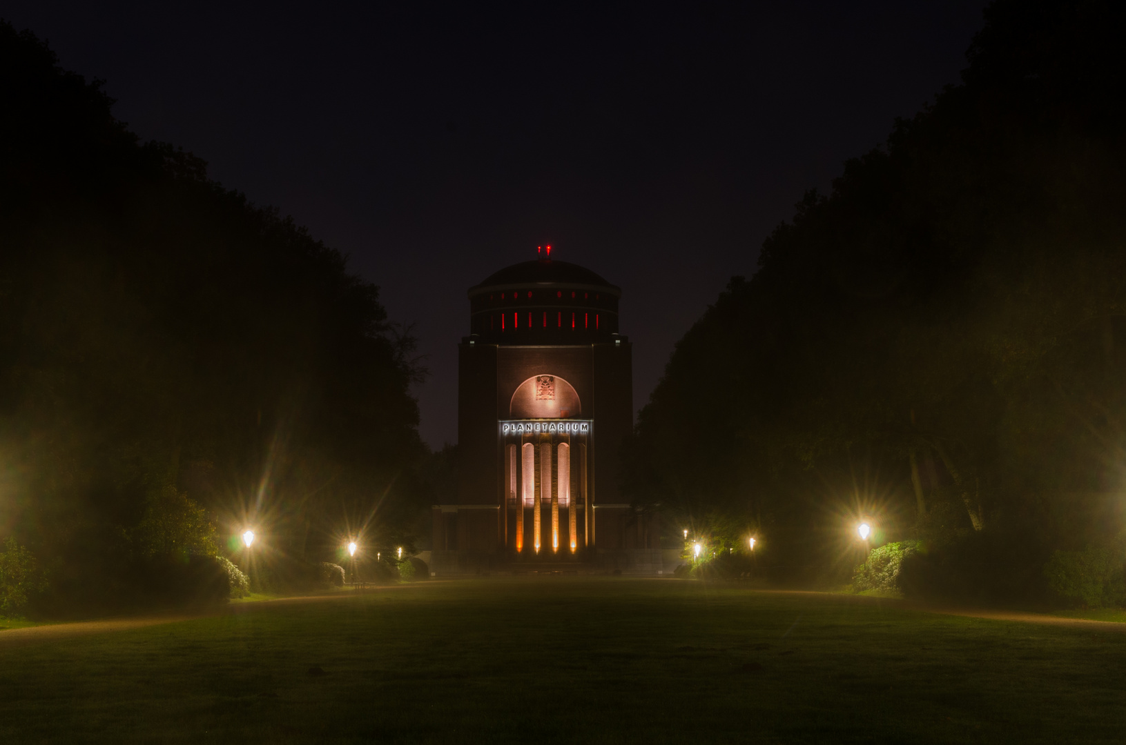 Planetarium bei Nacht