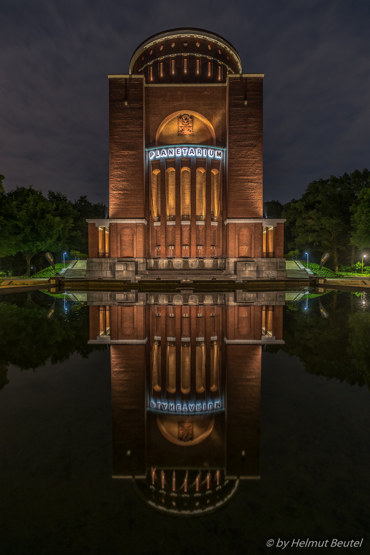 Planetarium Hamburg bei Nacht