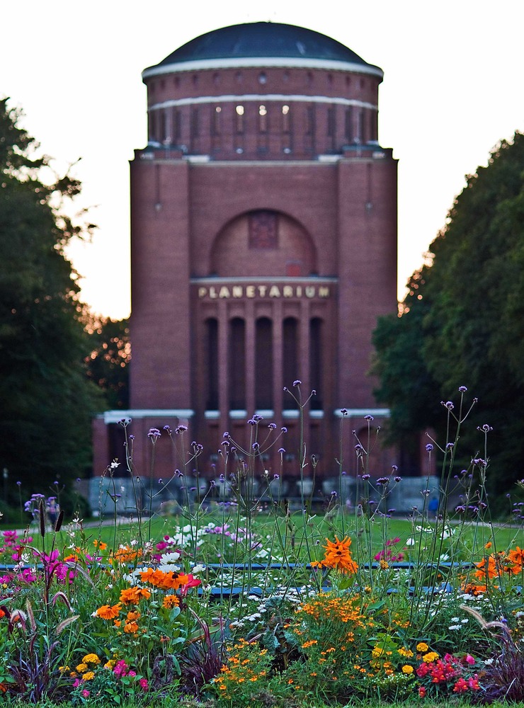 Planetarium hinter Blumen