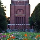 Planetarium hinter Blumen