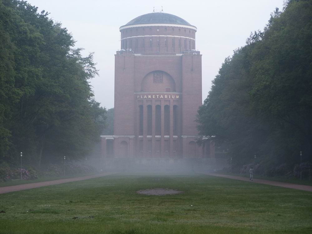 Planetarium im Nebel