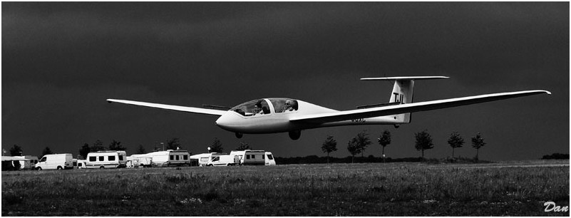 Planeur à l'atterissage aéro freins sortis.