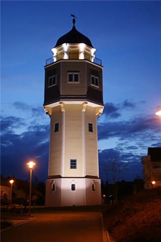 Planitzer Wasserturm" bei Nacht "