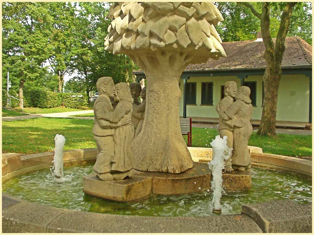Plantanzbrunnen in Gochsheim