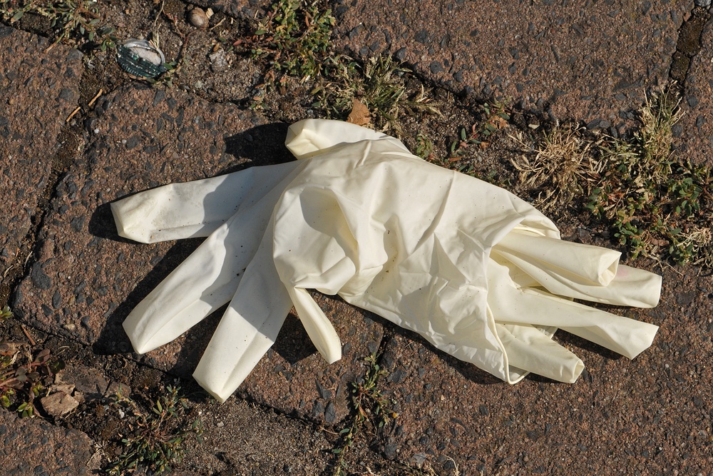 Plastik – Handschuhe, fast an jeder Ecke 01