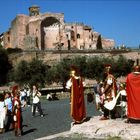 "Plastikrömer" vor dem Kolosseum (im Hintergrund die Maxentius-Basilika)