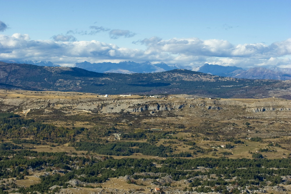 plateau de caussol au dessus de grasse. observation du cerga. et les alpes .