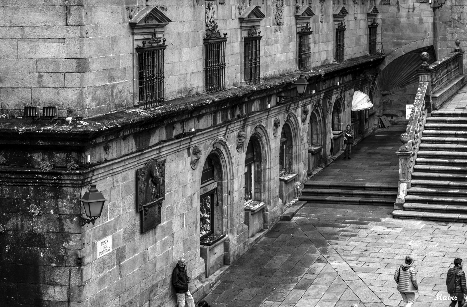 Platerías compostelanas en los bajos de La Catedral