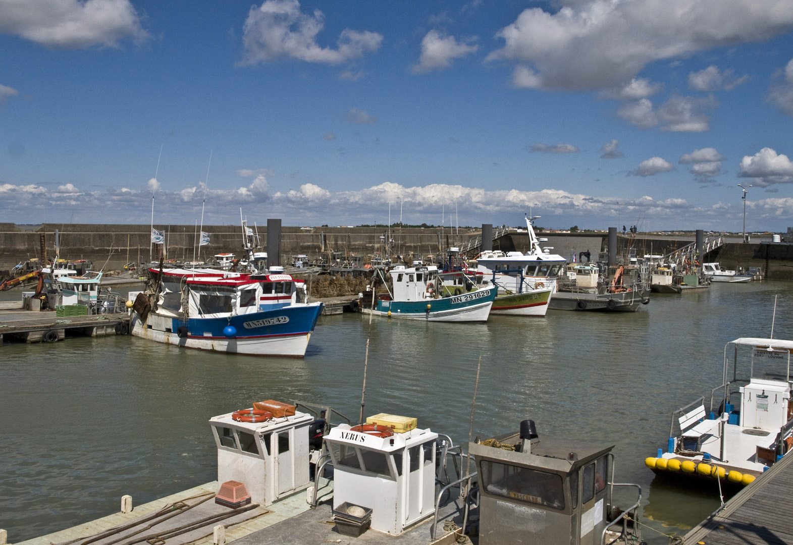 Plates ostréicoles et chalutiers au port de Bourcefranc-Le Chapus