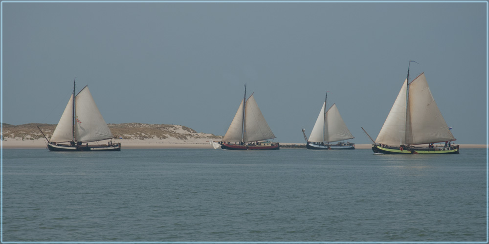 Plattbodenboote in voller Fahrt vor Vlieland (NL)