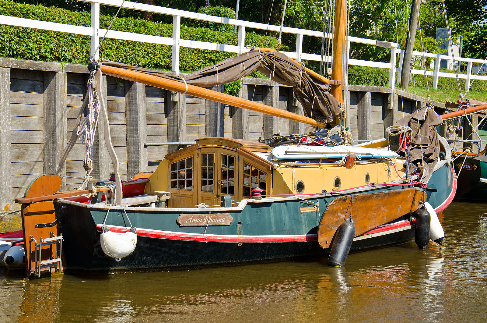 Plattboot im Hafen von Harlesiel