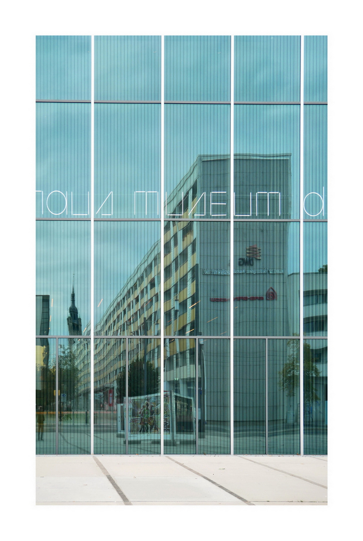 Platte und Kirche, vereinigt im Glas - sogar's Bauhaus-Museum hat davon was!