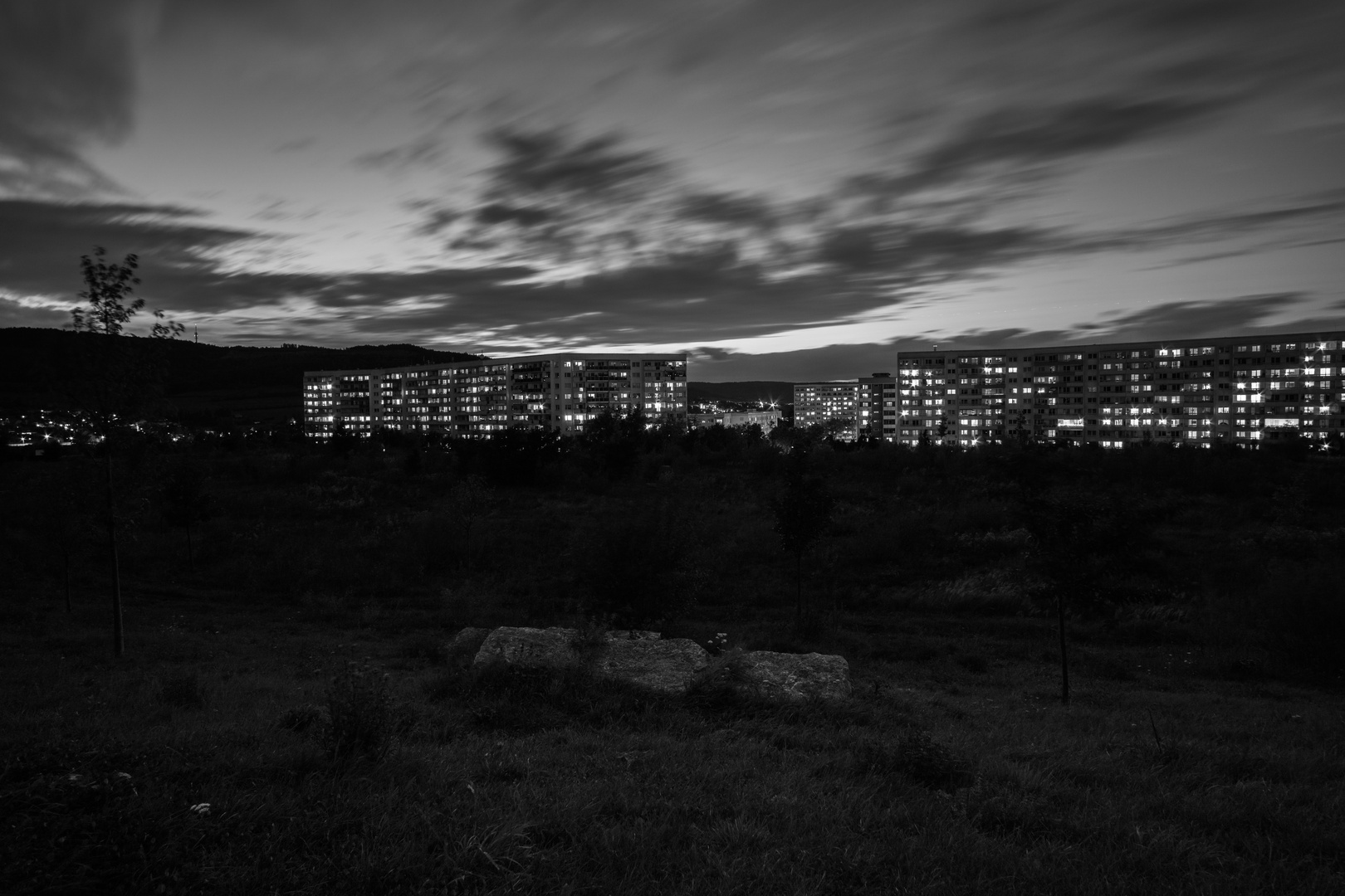 Plattenbau bei Sonnenuntergang sw