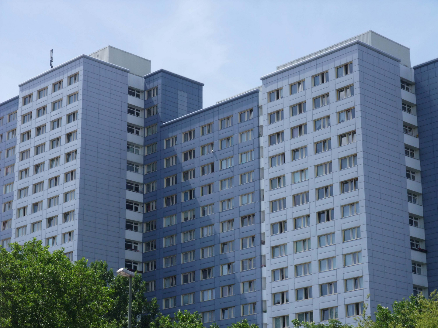 Plattenbau in Blau. Straße der Pariser Kommune. Berlin Friedrichshain