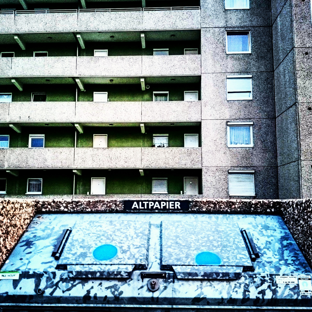 Plattenbau und Altpapier