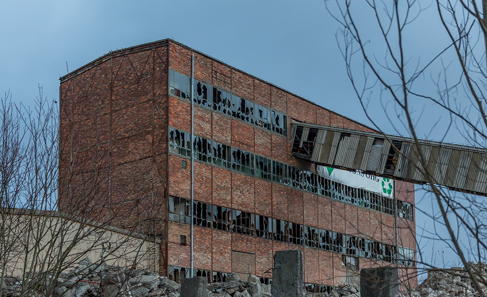 Plattenwerk Silogebäude mit Förderband