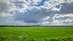 Plattes Land mit Wolken