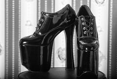 Platue Lack Heels