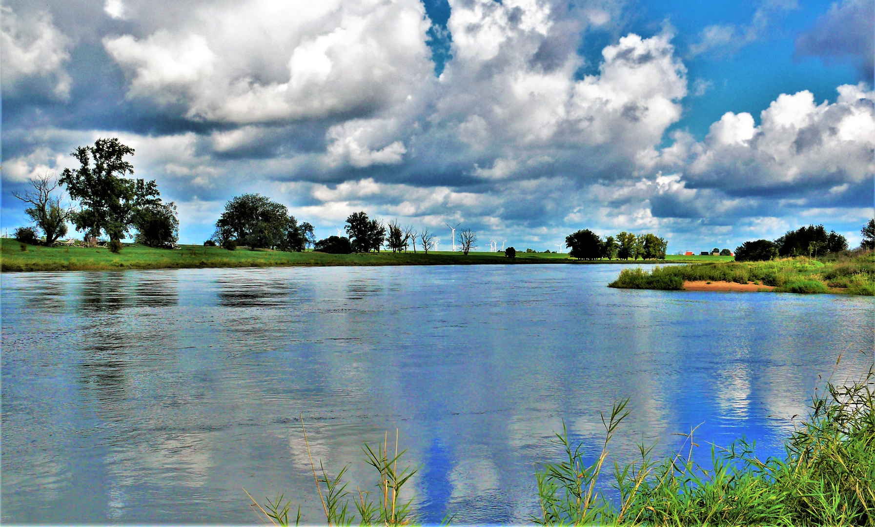 Platz an der Elbe