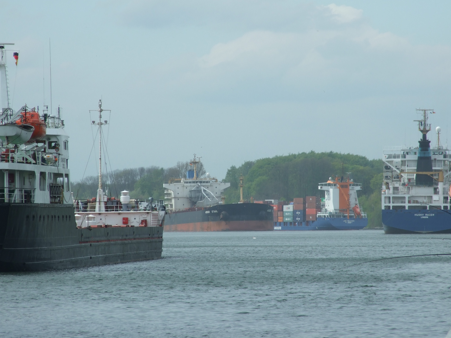 "PLatz da bitte !" - Begegnung im Nord-Ostsee-Kanal Höhe Kiel Nordhafen (2009)