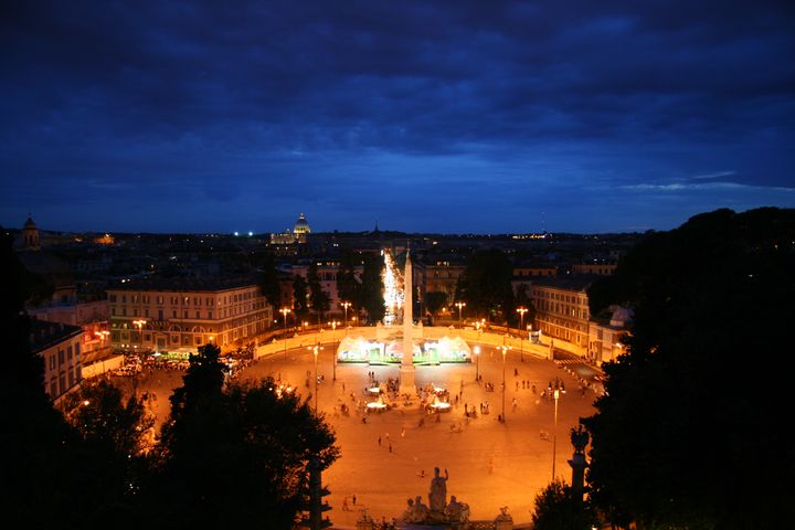 Platz del Popolo bei Abenddämmerung