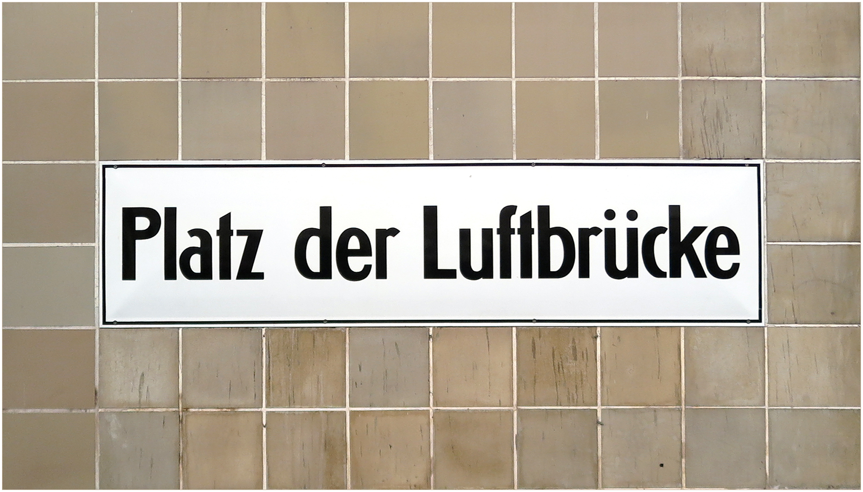 Platz der Luftbrücke - Berlin