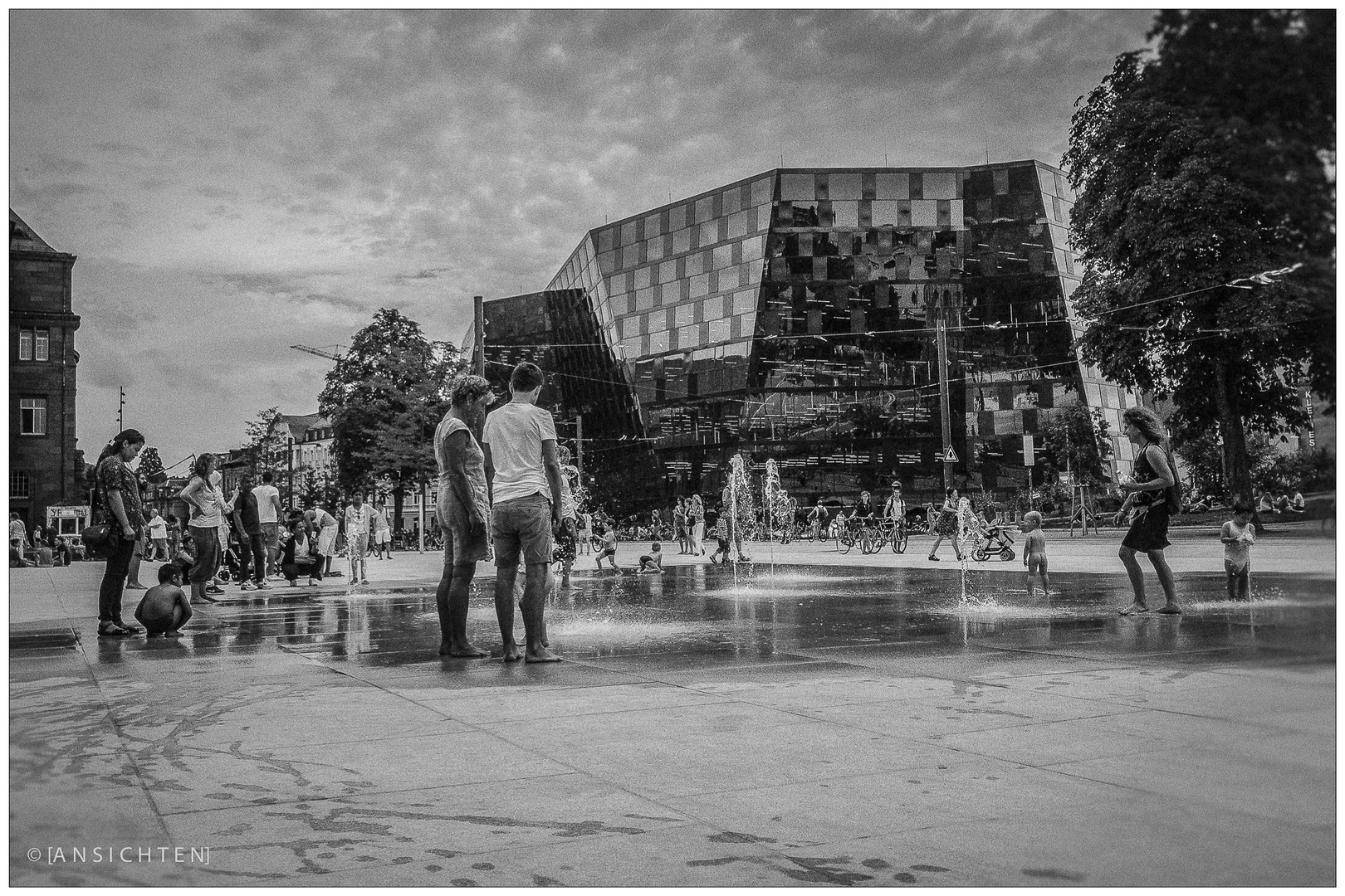 [platz der Synagoge - wasserspiele 02 sw]