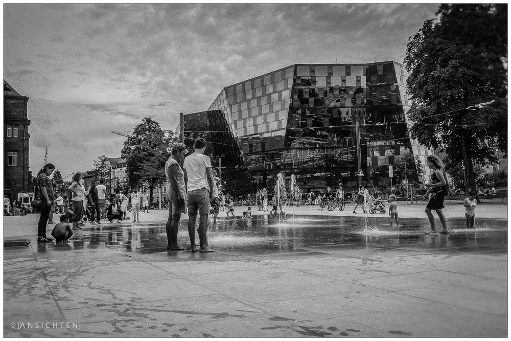 [platz der Synagoge - wasserspiele 02 sw]