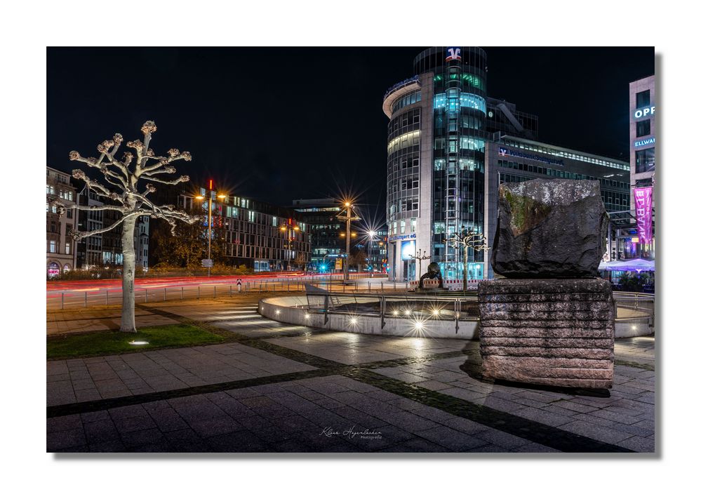 platz friedrichsbau mit Lichtspuren_rahmen