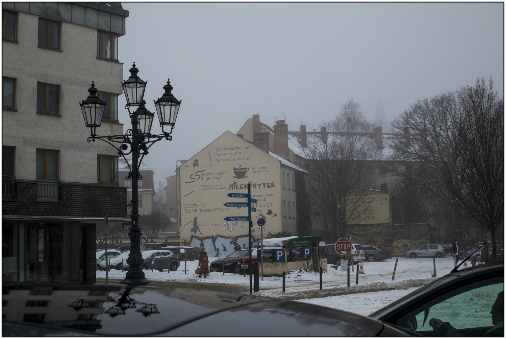 Platz im Winternebel