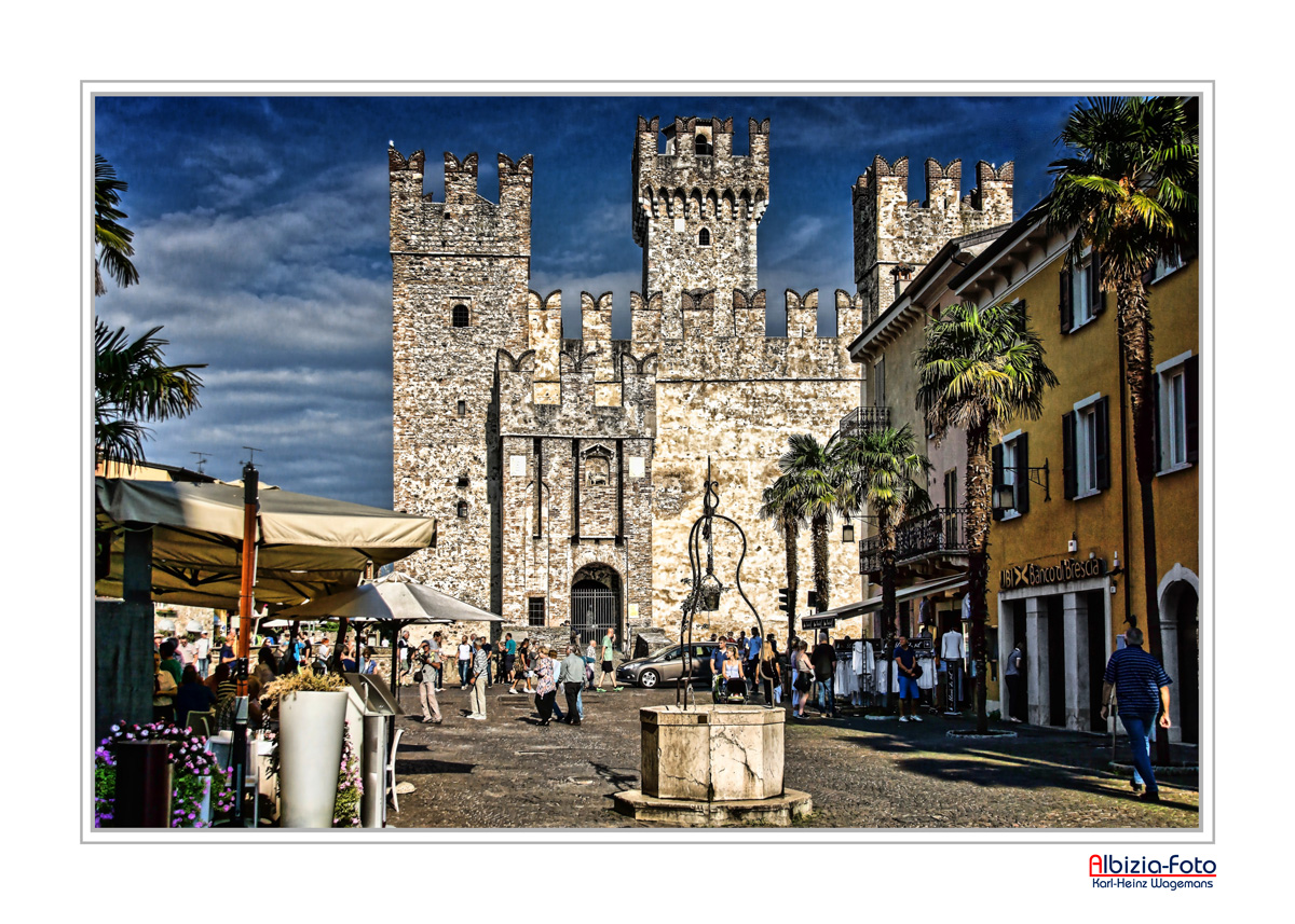 Platz in Sirmione mit dem Castello Scaligero