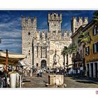 Platz in Sirmione mit dem Castello Scaligero