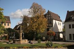 Platz mit Brunnen