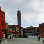 Platz mit roten Häusern und schiefem Turm