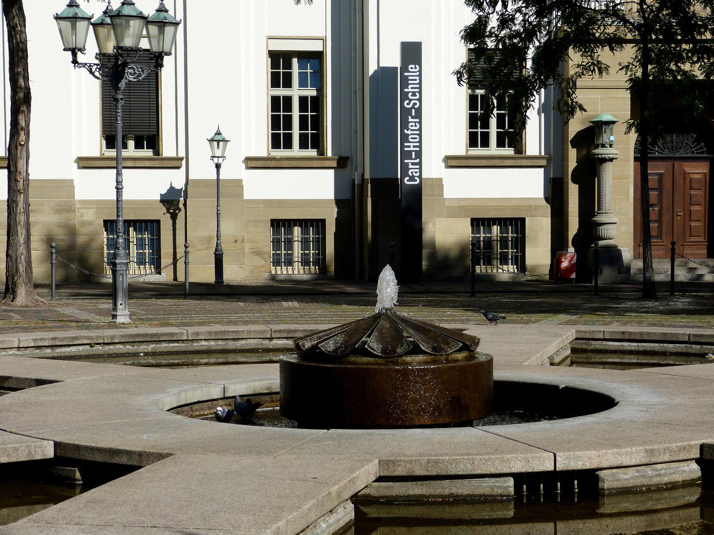 Platz mit Schule in der Herbstsonne