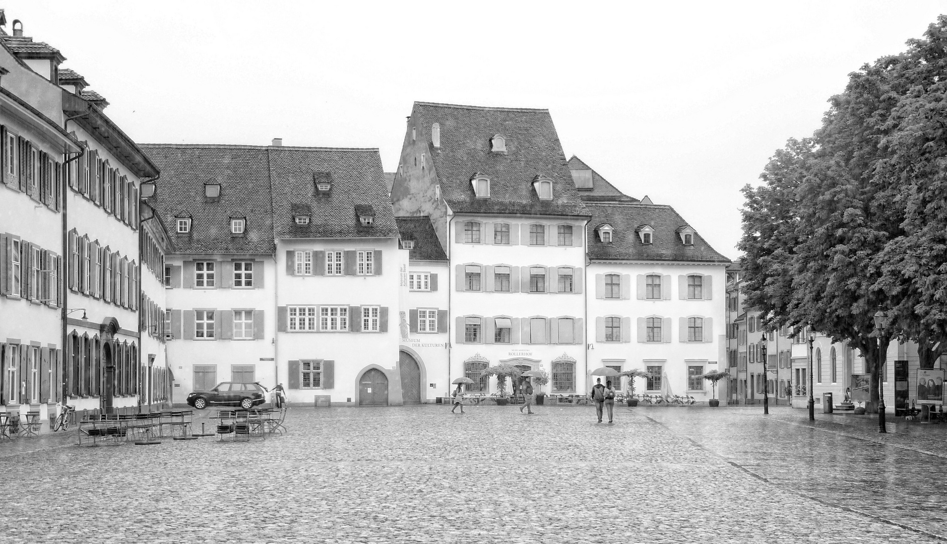 "Platz - Regen".......schwarzweißer Freitag