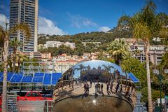 Platz vor dem Casino Monte Carlo mit Spiegelkugel