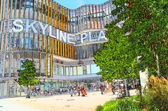 Platz vor dem Skyline Plaza mit Menschen