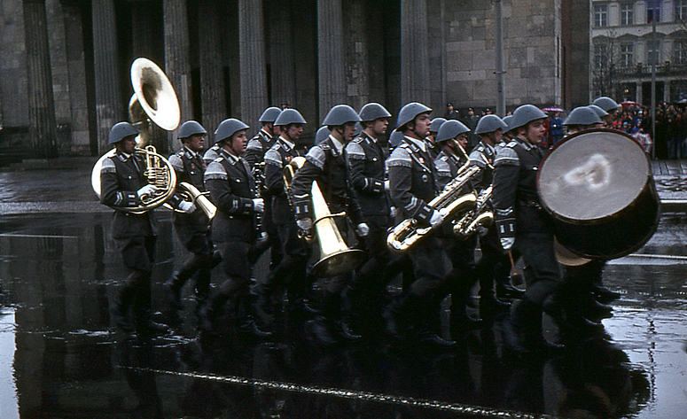 Platzregen-Konzert NVA Militärmusiker Ost-Berlin 1975