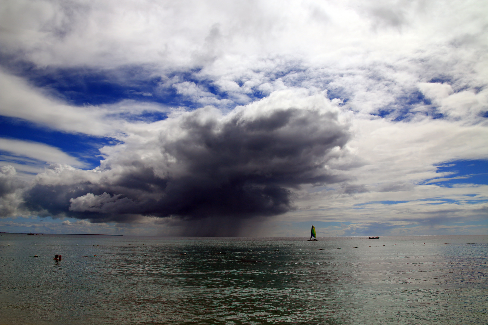 Platzregenwolke über dem Meer