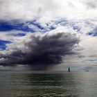 Platzregenwolke über dem Meer