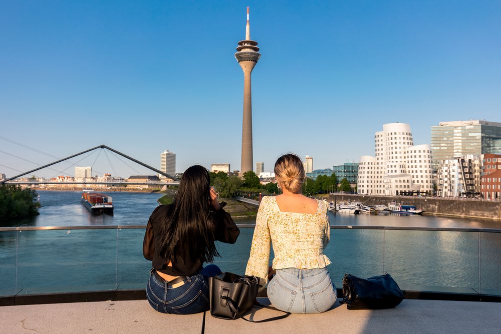 Plausch im Medienhafen