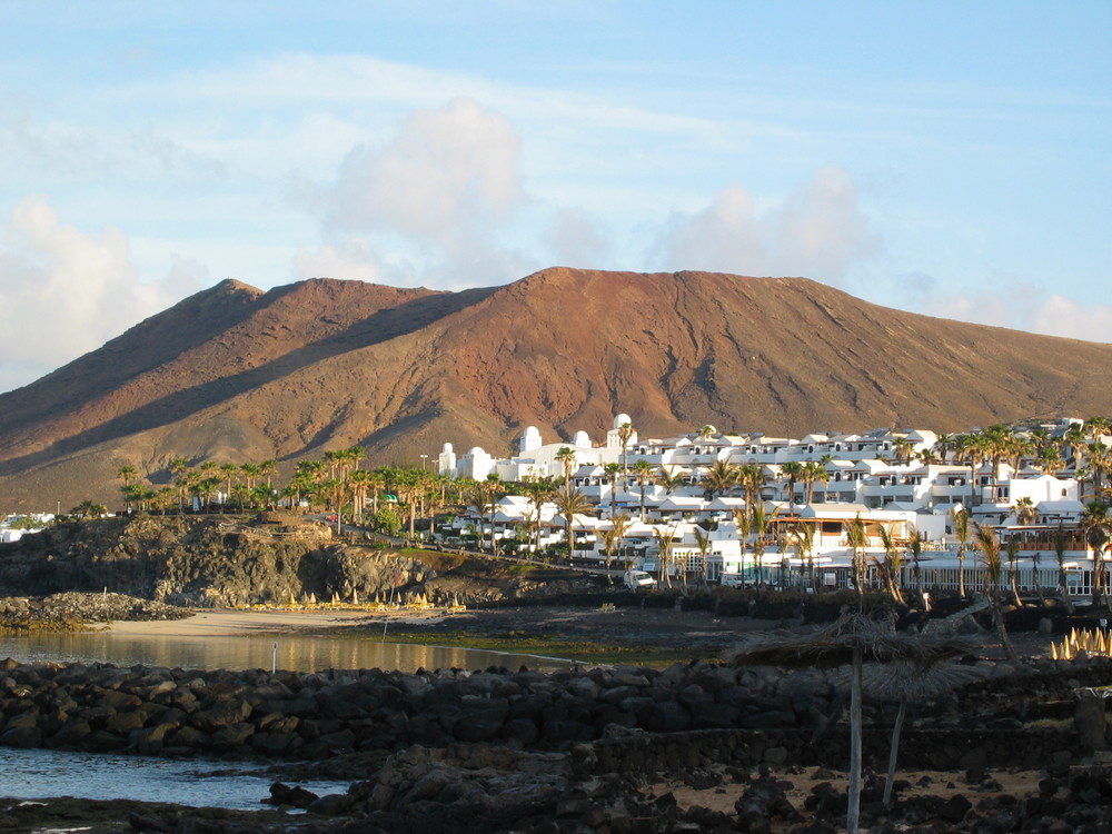 Playa Blanca - Playa Flamingo Strand und der Vulkan Montaña Roja