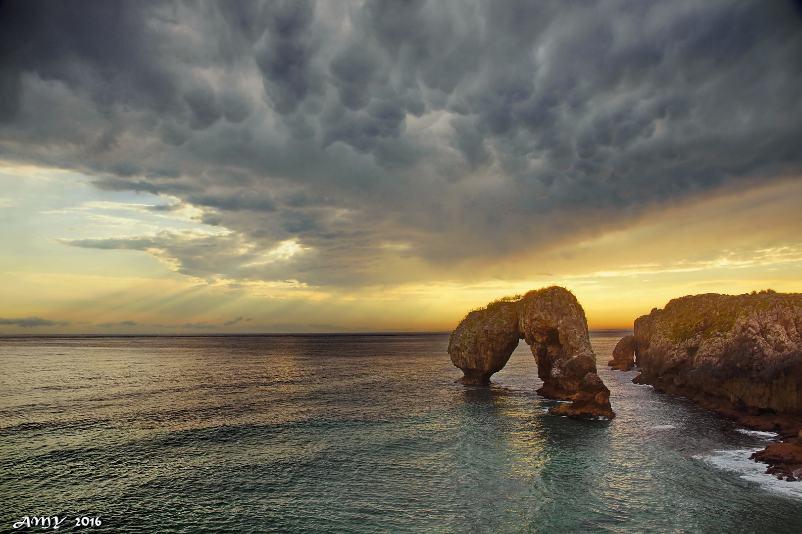 PLAYA DE LA HUELGA. ( Villahormes / ASTURIAS).Dedicada a JUAN GARCIA y EDUARDO CASTILLO.