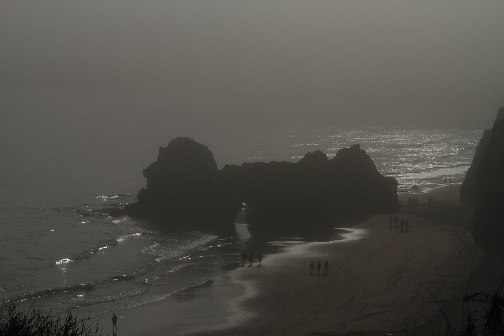 Playa de Portimão con niebla al atardecer.